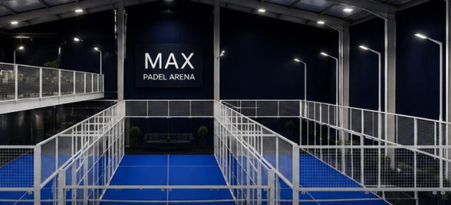 Blick von der Empore auf die blauen Padel-Courts der maXpadel-Halle